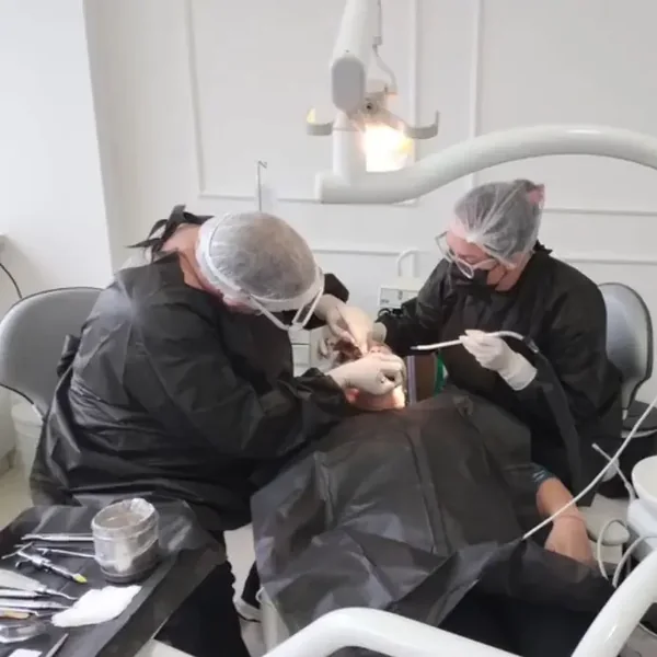 Atendimento com sedação em parceria com outro cirurgião-dentista